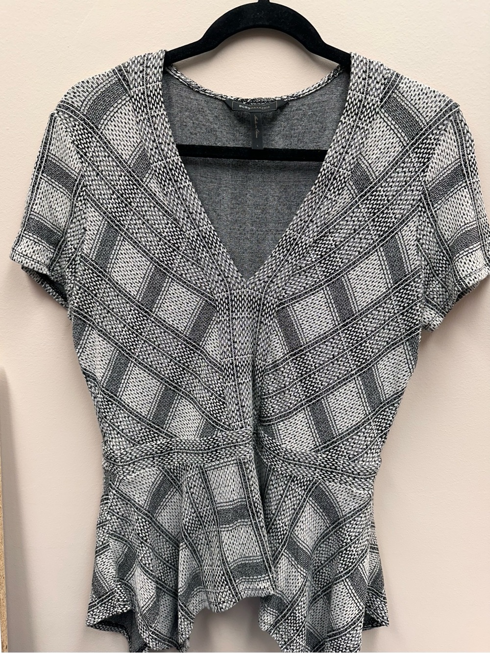 BCBGMaxAzria Gray & White Patterned V-Neck Peplum Top